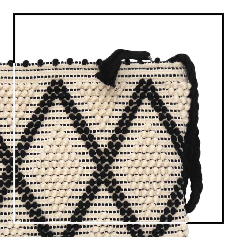 detail view of the piattina zip clutch bag in black and white Best eco luxury bags and accessories brand. Stylish clothes and Eco-Friendly with recycled yarns #luxury #ecoconcious #sustainablestyle #ethicalbrands #ecoliving #ecofashion #ecostyle #ethicalhandbags #handbags