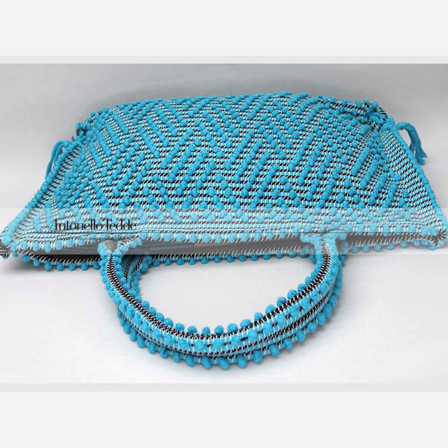 Capriccioli Medium zig zag- The bag is made using authentic Sardinian hand weaving methods in ethically managed factories. This tote bag is extraordinary and evokes faraway cultures with a contemporary touch, with focus on details such as colour, and material that are sustainable and eco-conscious