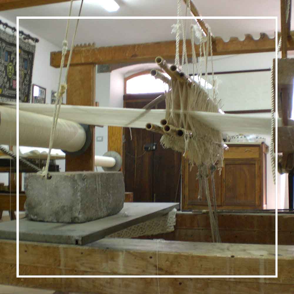 our wooden looms - Medium tote bag cream base chestnut Ethical and Sustainable Handbags. The best eco luxury bags and accessories brand. Stylish clothes and Eco-Friendly with recycled yarns #luxury #ecoconcious #sustainablestyle #ethicalbrands #ethicalhandbags #handbags #sustainablelifestyle #ethicalfashion #sustainability