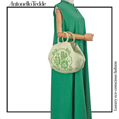 Handwoven green Faona tote bag with small pibiones flower bouquet pattern and golden thread, crafted from regenerated cotton by Sardinian artisans.
