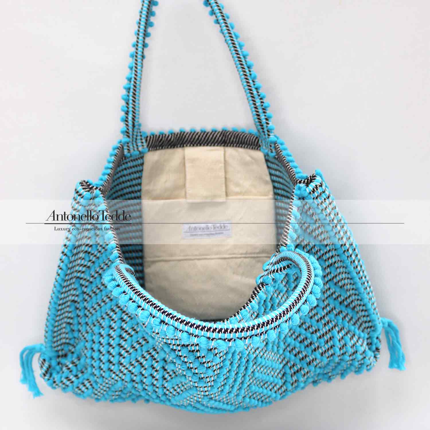 Capriccioli Medium zig zag- The bag is made using authentic Sardinian hand weaving methods in ethically managed factories. This tote bag is extraordinary and evokes faraway cultures with a contemporary touch, with focus on details such as colour, and material that are sustainable and eco-conscious