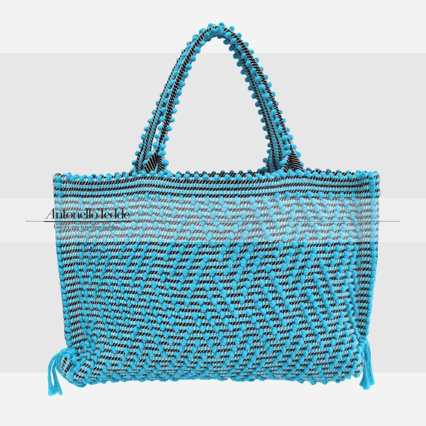 Capriccioli Medium zig zag- The bag is made using authentic Sardinian hand weaving methods in ethically managed factories. This tote bag is extraordinary and evokes faraway cultures with a contemporary touch, with focus on details such as colour, and material that are sustainable and eco-conscious