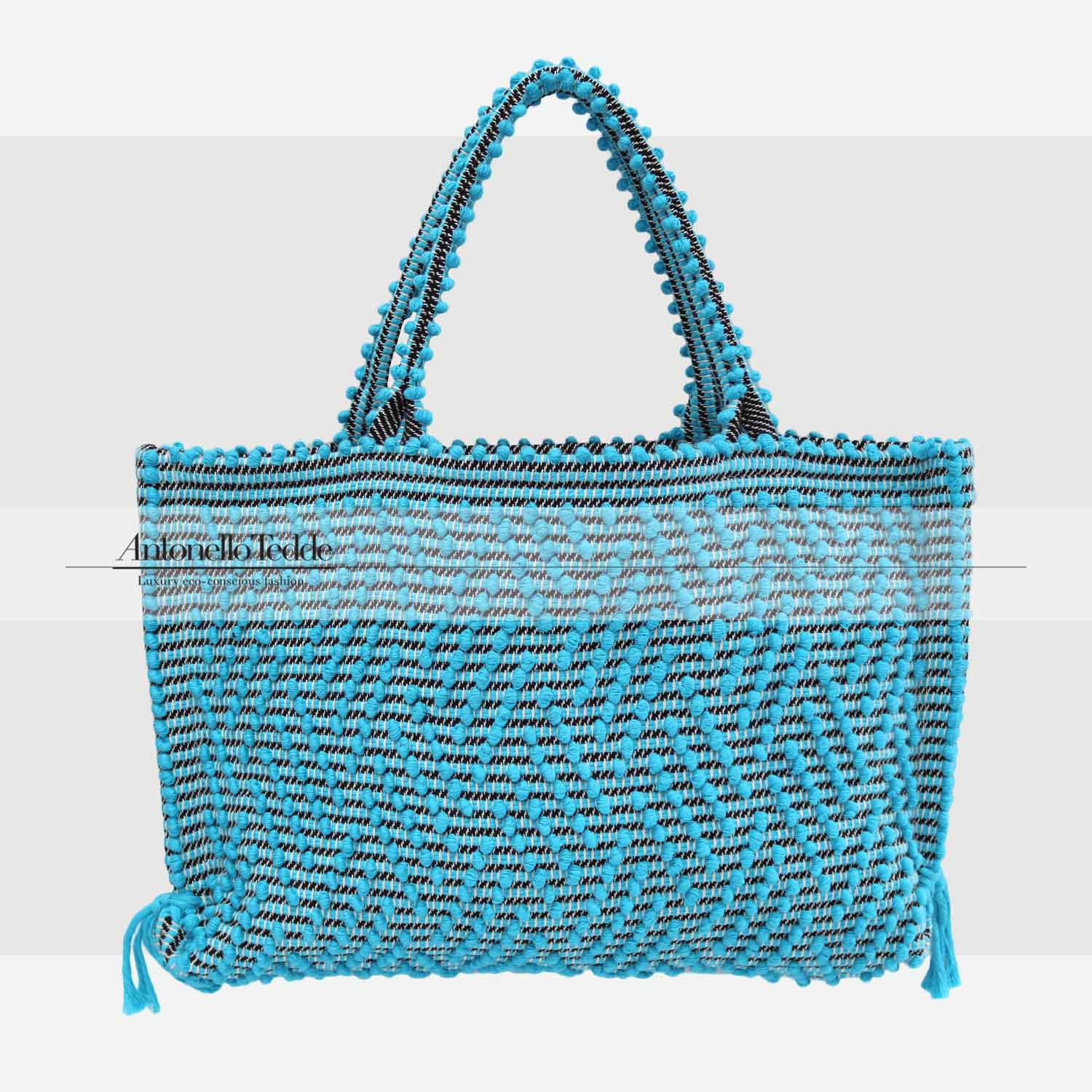 Capriccioli Medium zig zag- The bag is made using authentic Sardinian hand weaving methods in ethically managed factories. This tote bag is extraordinary and evokes faraway cultures with a contemporary touch, with focus on details such as colour, and material that are sustainable and eco-conscious