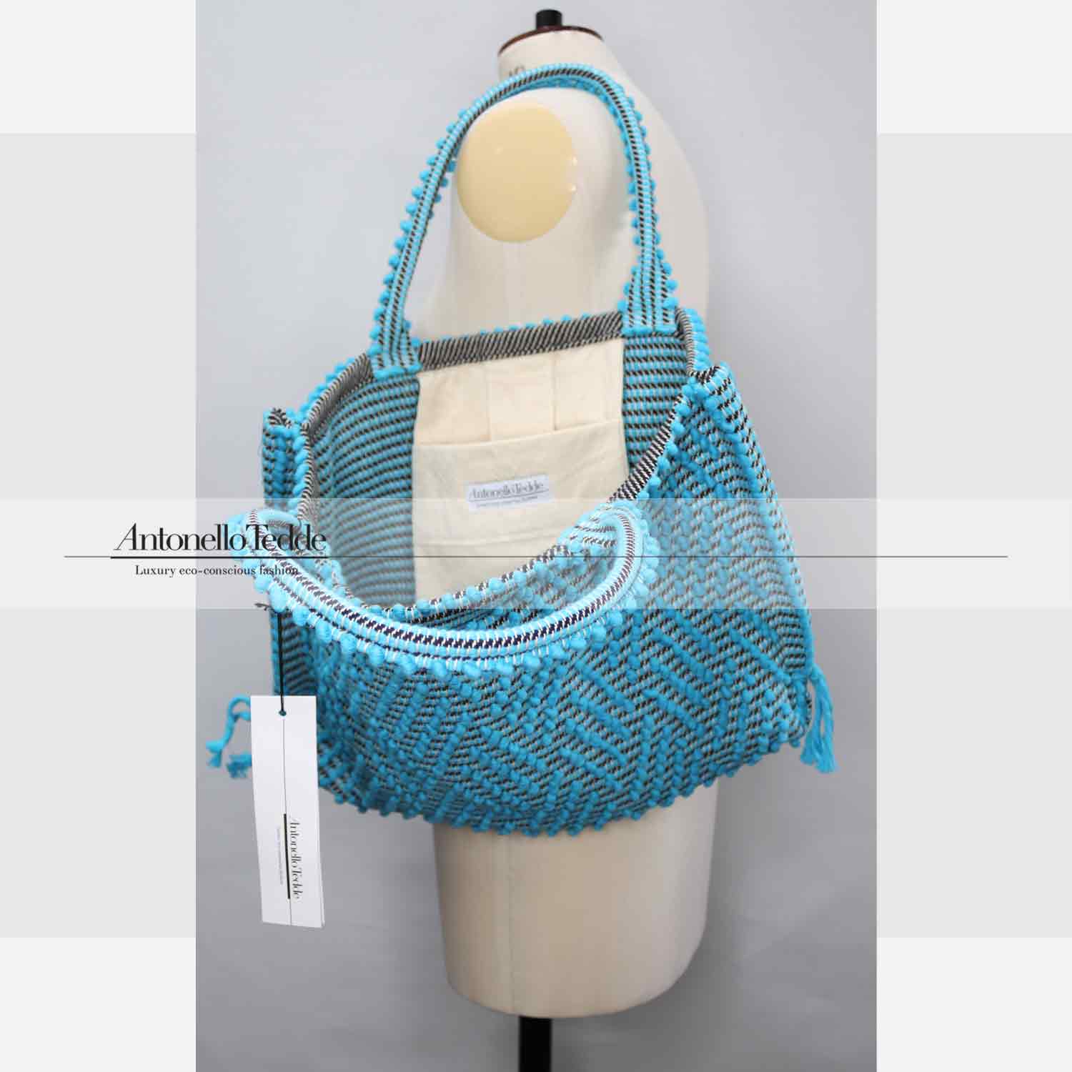 Capriccioli Medium zig zag- The bag is made using authentic Sardinian hand weaving methods in ethically managed factories. This tote bag is extraordinary and evokes faraway cultures with a contemporary touch, with focus on details such as colour, and material that are sustainable and eco-conscious