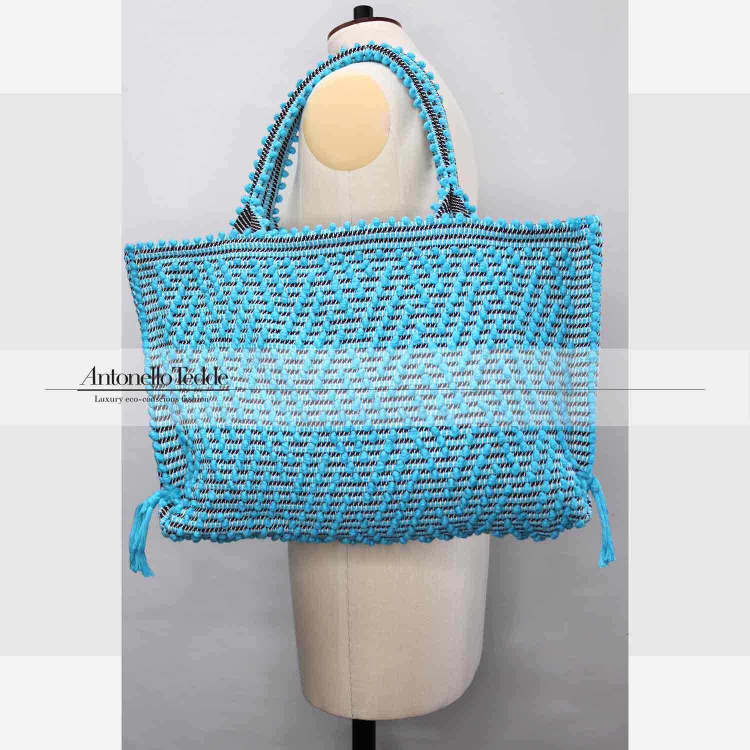Capriccioli Medium zig zag- The bag is made using authentic Sardinian hand weaving methods in ethically managed factories. This tote bag is extraordinary and evokes faraway cultures with a contemporary touch, with focus on details such as colour, and material that are sustainable and eco-conscious