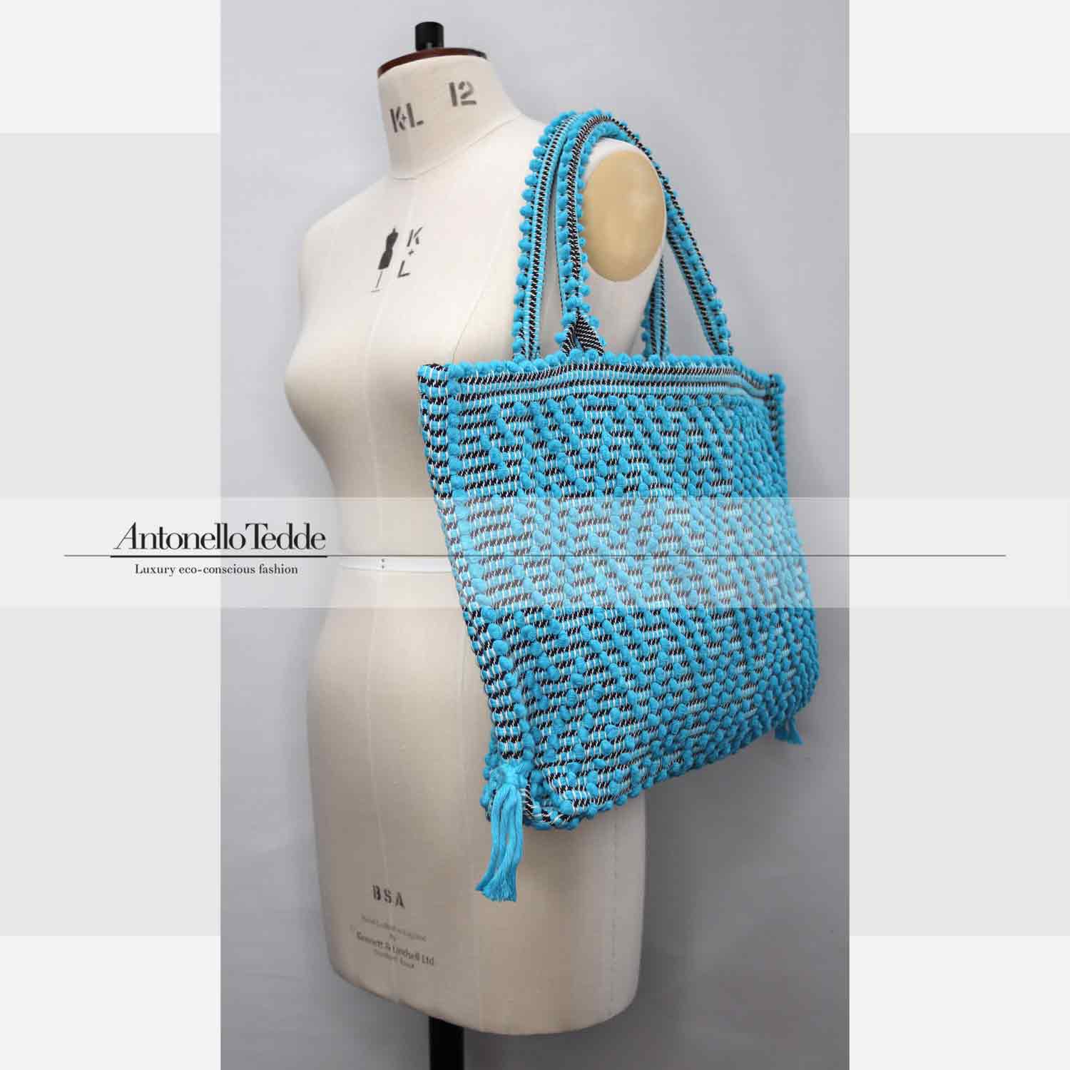 Capriccioli Medium zig zag- The bag is made using authentic Sardinian hand weaving methods in ethically managed factories. This tote bag is extraordinary and evokes faraway cultures with a contemporary touch, with focus on details such as colour, and material that are sustainable and eco-conscious