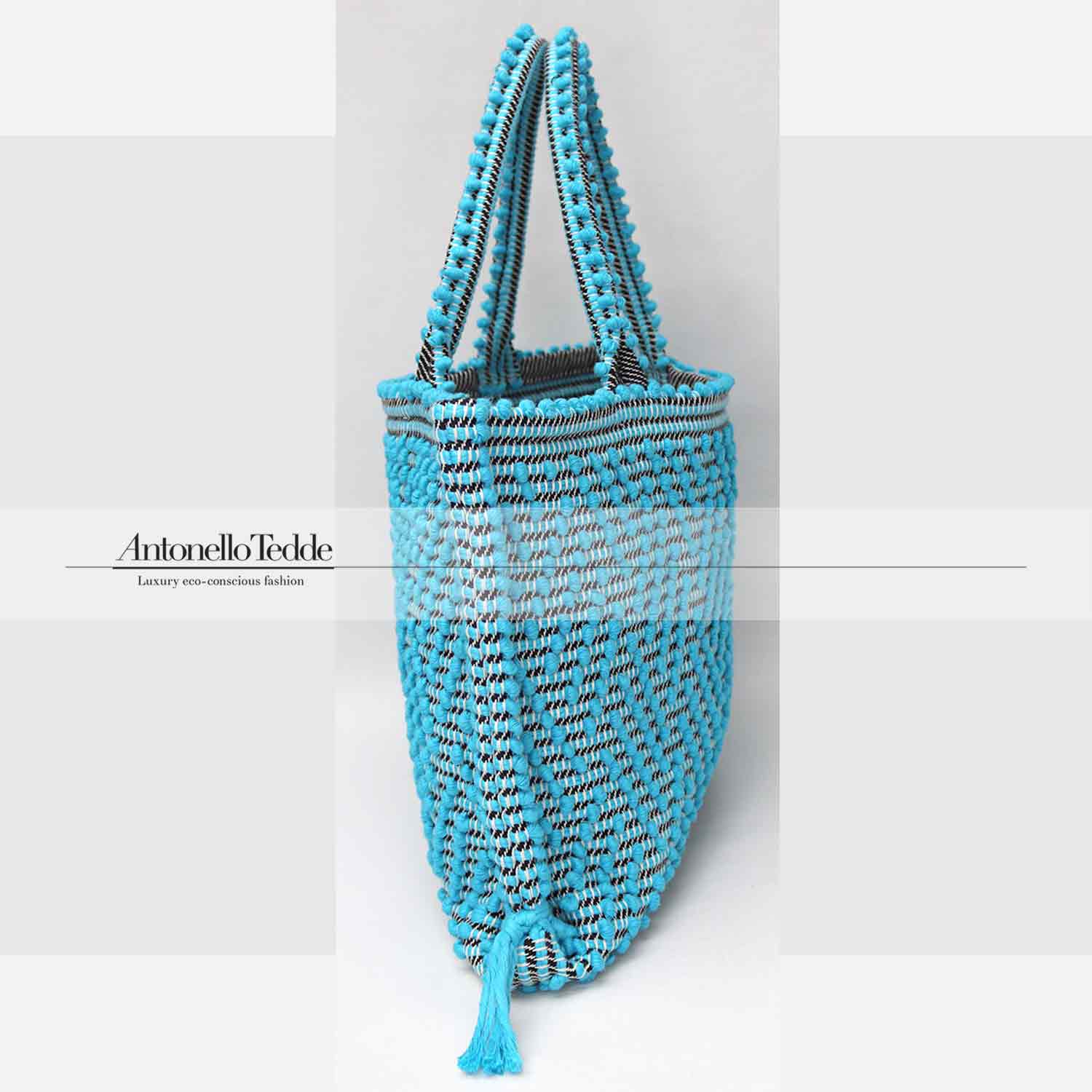 Capriccioli Medium zig zag- The bag is made using authentic Sardinian hand weaving methods in ethically managed factories. This tote bag is extraordinary and evokes faraway cultures with a contemporary touch, with focus on details such as colour, and material that are sustainable and eco-conscious