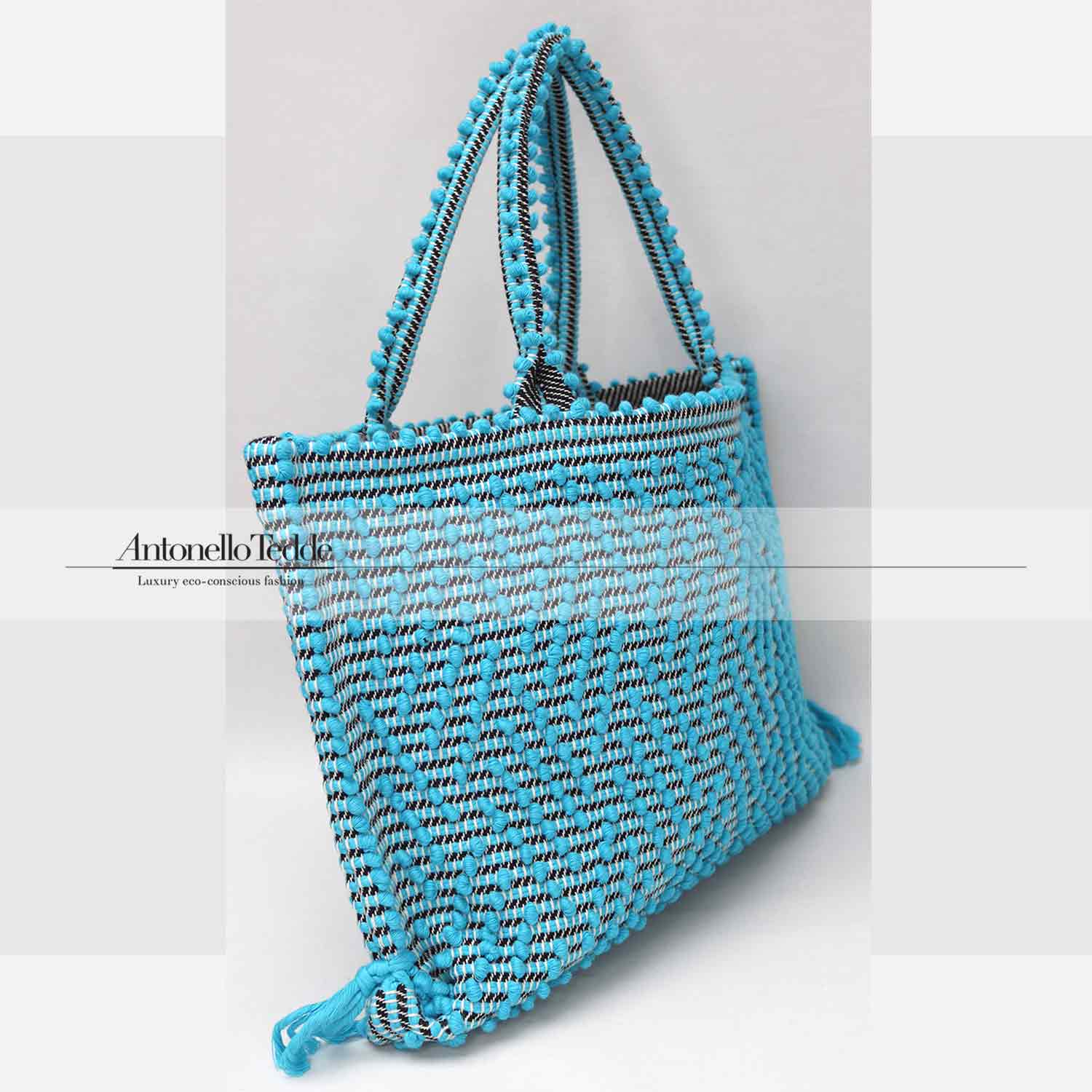 Capriccioli Medium zig zag- The bag is made using authentic Sardinian hand weaving methods in ethically managed factories. This tote bag is extraordinary and evokes faraway cultures with a contemporary touch, with focus on details such as colour, and material that are sustainable and eco-conscious